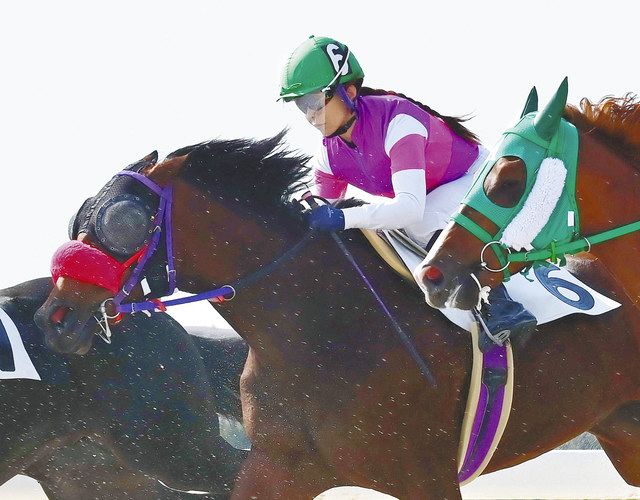 第２レース、リアルスピードで国内女性騎手初の通算１０００勝を達成した宮下瞳騎手＝いずれも名古屋市港区の名古屋競馬場で