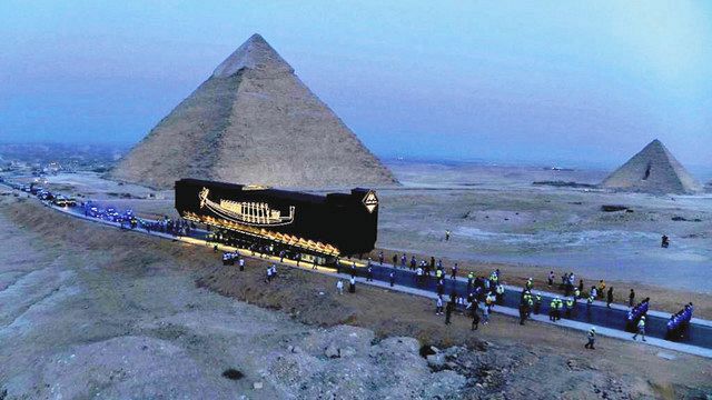 専用の台車に乗せられ新博物館へ運ばれる「太陽の船」＝エジプト政府提供
