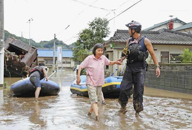 熊本県人吉（ひとよし）市をおそった猛烈な雨で取り残され、ボートで助け出された女の人＝４日