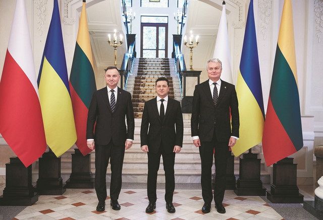 12月20日、ウクライナ西部イワノフランキーウシク州の大統領公邸で、首脳会談前に記念撮影に収まる、（左から）ポーランドのドゥダ大統領、ウクライナのゼレンスキー大統領、リトアニアのナウセダ大統領＝AP