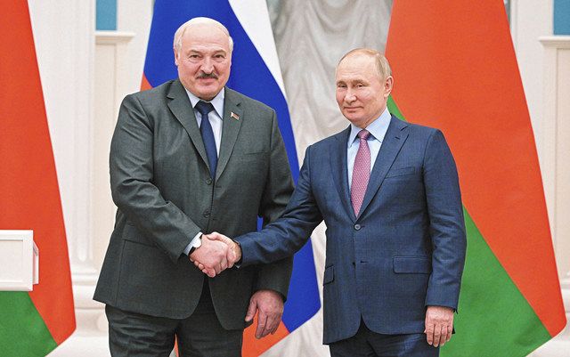 ロシアのプーチン大統領と共同会見後に握手するベラルーシのルカシェンコ大統領㊧（2月18日、モスクワでAP）
