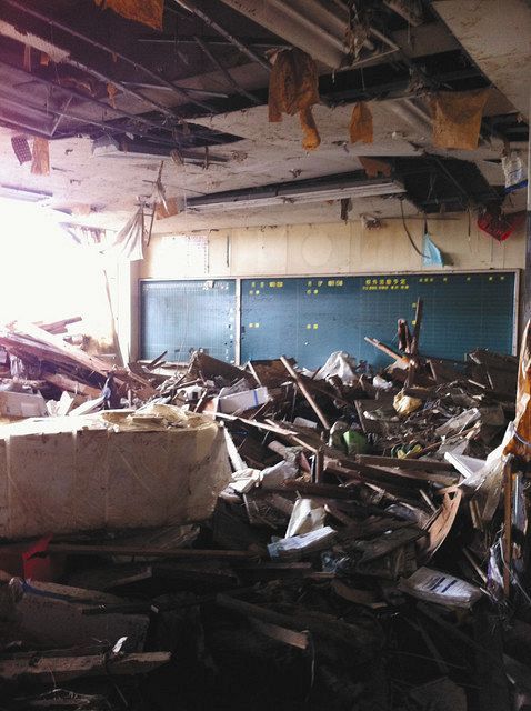 通っていた中学校の職員室は、津波が運んだがれきで埋め尽くされていた