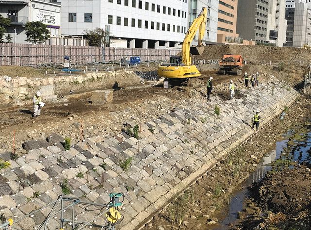 解体調査が進む高輪築堤＝昨年１１月、東京都港区で