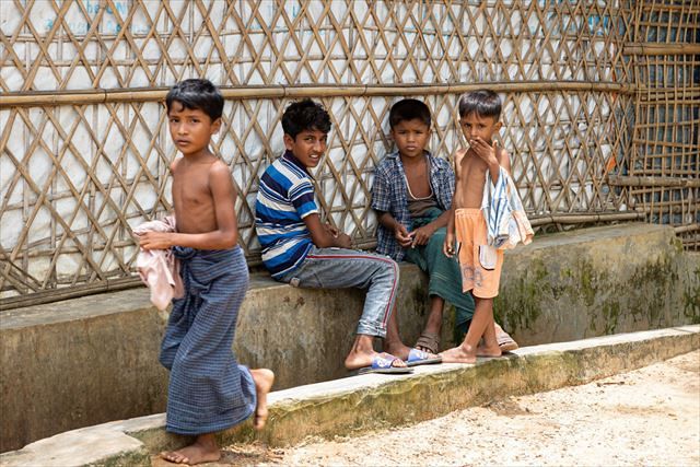 6月30日、バングラデシュ南東部コックスバザール県の難民キャンプで、簡易な建物のそばでたたずむ子どもたち（新畑克也さん提供）