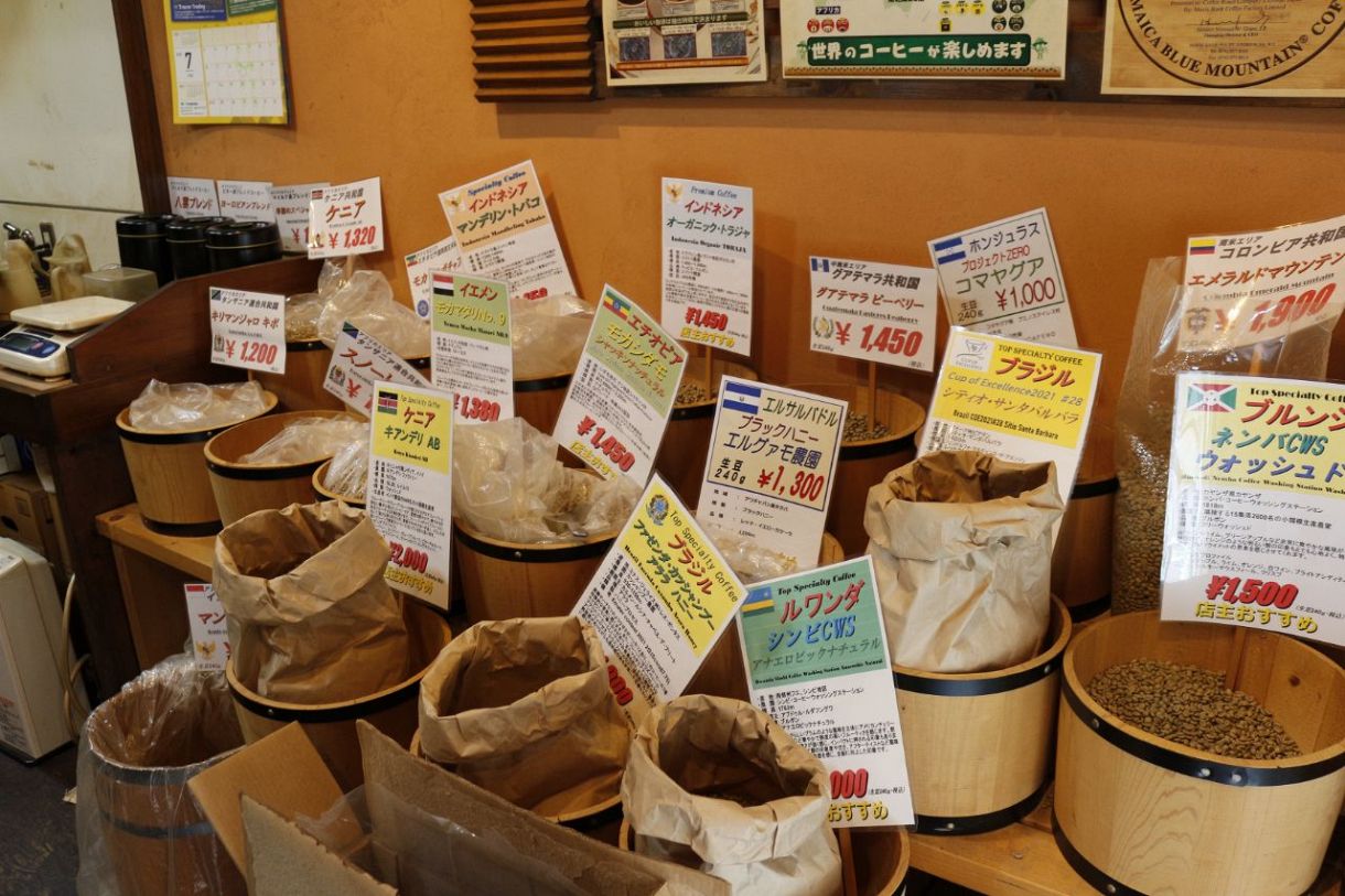 世界各国25種類以上の生豆を販売している。店内で試飲も可能。