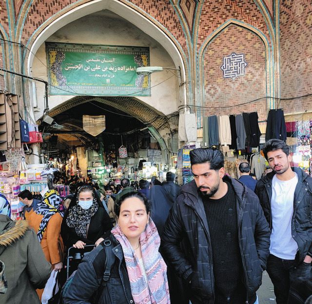 昨年12月、ヒジャブ着用者と非着用者が混在するテヘラン市内の市場