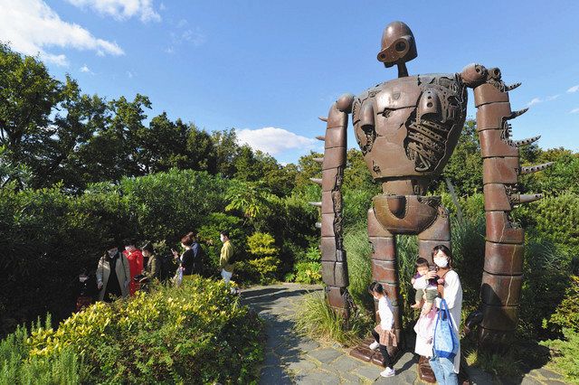 来館者の人気の撮影スポットとなっている屋上庭園のロボット兵＝三鷹市で　（Ｃ）Ｍｕｓｅｏ　ｄ’Ａｒｔｅ　Ｇｈｉｂｌｉ