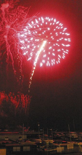 霞ケ浦湖畔で打ち上げられた花火＝１日夜、土浦市で
