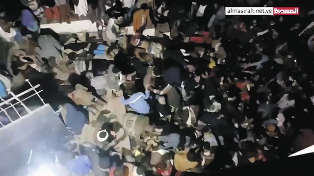 イエメン・サヌアで殺到する群衆の様子＝地元テレビ局提供、AP