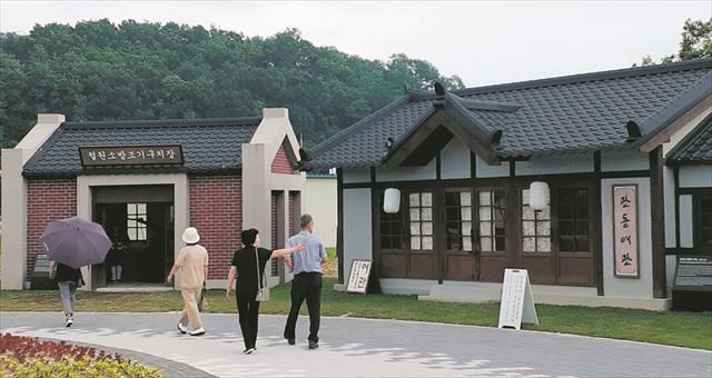 韓国江原道の鉄原で３日、日本植民地時代の旅館や消防署を再現した建物が並ぶ鉄原歴史文化公園