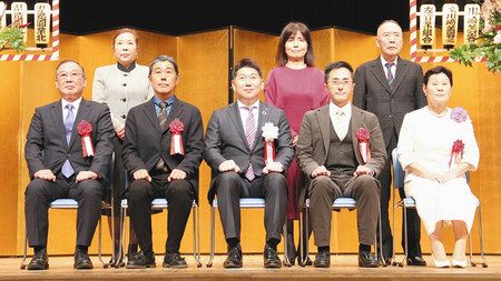 本年度新たに「かわさきマイスター」に認定された４人とその家族。前列中央は福田市長＝川崎区で