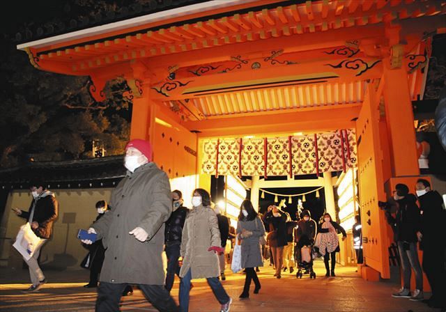 西宮神社の表大門が開き、歩いて本殿に向かう参拝客ら＝１０日午前６時ごろ、兵庫県西宮市で（共同）