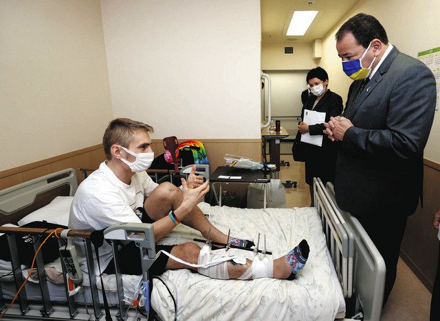 アントン・コルニシュクさん（左）と面会するセルギー・コルスンスキー大使＝6日、千葉市中央区の千葉大病院で（代表撮影）