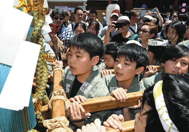 浅草・三社祭に初の「子供宮みこし」　いとこで一緒に「ワッショイ」　未来の担い手、小中学生40人が参加