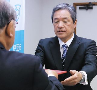 伊豆市長選　菊地さん5選、当選証書　「災害対策 半島広域で」　投票率は過去最低42.63％