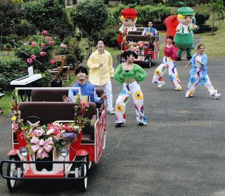 香りに包まれ 不思議の国に　「庭園」から「バラのテーマパーク」へ　京成バラ園で春イベント