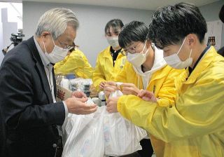 「じもと飯」大学生がアツく　信金×大正大　蒲田で弁当販売イベント