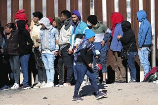 米国が中南米の移民希望者を毎月3万人受け入れ…でも不法移民は即強制送還