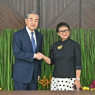 中国外相、日米フィリピンけん制　影響力拡大へアジア歴訪