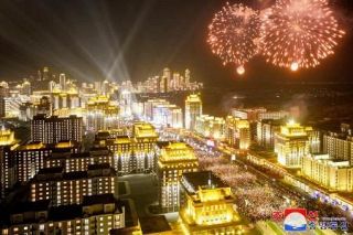 平壌でニュータウン竣工式　大通りに群衆、花火で祝う