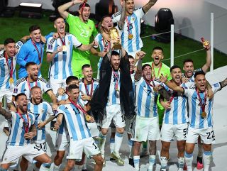 「神の子」メッシがついに伝説に　サッカーW杯決勝、アルゼンチンがPK戦でフランス破る　36年ぶり3度目の栄冠