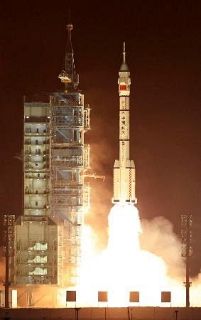 中国、有人宇宙船打ち上げ　３５年までに月面基地完成