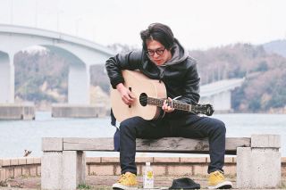 地震で傷ついた故郷に奏でるメロディー　和倉のミュージシャン、路上演奏続ける