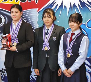 女子相撲、団体でV　焼津ゆかり3選手が市長に報告