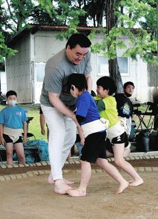 元横綱日馬富士さんが富士宮市で相撲教室　「大きくてパワーすごい」　