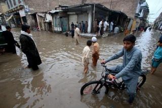 洪水で１００人以上死亡　アフガンとパキスタン