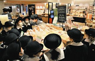 小2考案のパン　膨らむ人気　学校生活生かした4種　横浜高島屋で31日まで販売