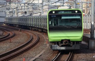 ヘビの乗車が相次ぐ　山手線、東海道新幹線…電車内で出くわした時の「正解」は？　ヘビは鉄道好き？