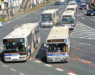 首都圏でも「バス」がどんどん減り続けている…地域の足をどうやって守る？　運転手不足解消の処方箋とは