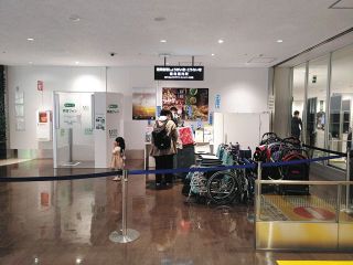 ＜山崎まゆみのバリアフリーで行こう＞九州の旅「安心・安全」整う　福岡空港に案内所　車いす・ベビーカー貸し出す