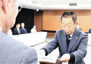 坂戸市長に石川さん4選　「まず財政基盤しっかりと」