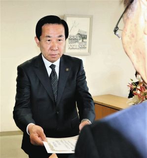 日高市長選　谷ケ崎さんが4選　「新交通など早期実現」