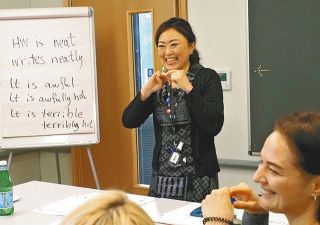 ウクライナ避難民が「ラブリー」と慕う日本人講師　英国で英語の授業、明るい話題?言葉で気分も明るく