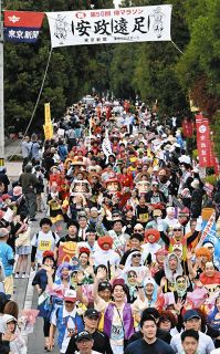 侍も、金太郎も、「大谷翔平」も…中山道を駆けた　群馬・安中で仮装マラソン「安政遠足」50回記念大会