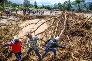 ダム決壊で４５人死亡　豪雨影響、ケニア中部