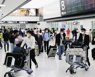 成田空港　昨年の旅客数3倍増　国際線、水際対策の段階的緩和　国内線、夏休み中行動制限なく