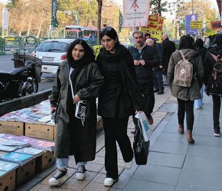「怖いけど、これが私の意思表示」　ヒジャブ着用抗議デモ後、イランで髪を出す女性が増加