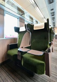 阪急、座席指定の新型車両公開　京都線、上質で快適