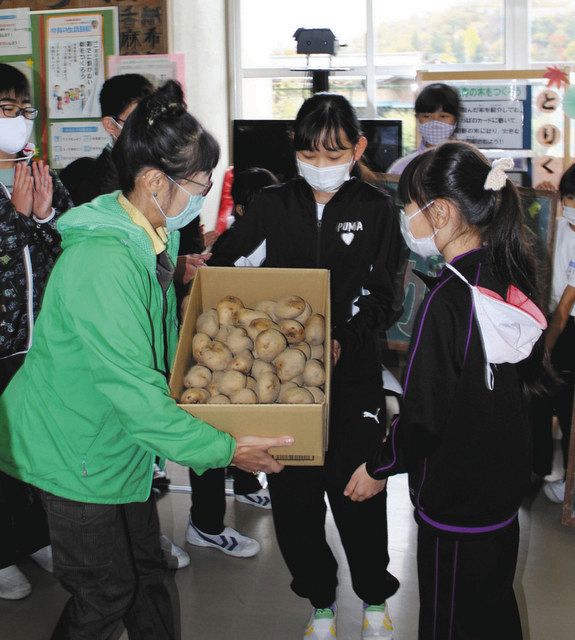 育てたジャガイモどうぞ！　皆野の小学生ら、子ども食堂に贈る：東京新聞 TOKYO Web