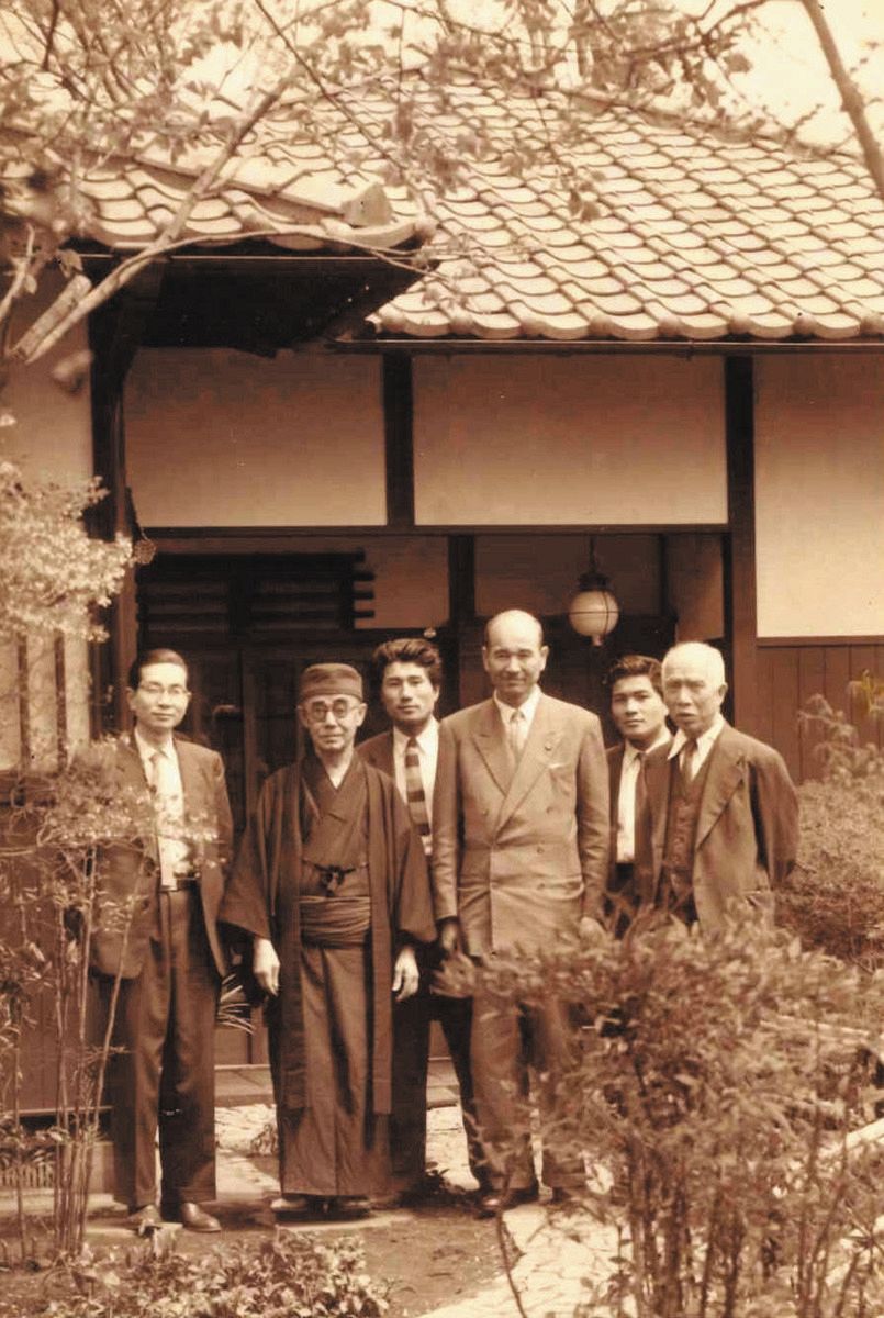 1956年、梶原氏（左から4人目）が東京都内の柳田（同2人目）宅を訪れ、初めて対面した際の写真＝福原雄三さん提供
