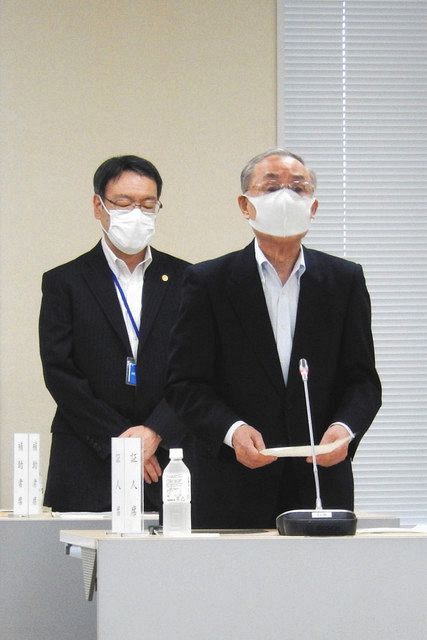 千代田区議会百条委員会で証人尋問に臨む石川雅己区長(手前)