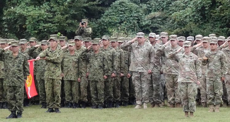 日米共同訓練の陸上自隊員と米陸軍兵＝陸自饗庭野演習場で（資料写真）