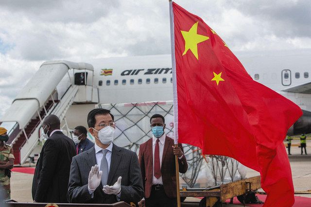 ２０２１年３月、ジンバブエの首都ハラレの空港で行われた中国製ワクチンの到着式典＝ゲッティ・共同