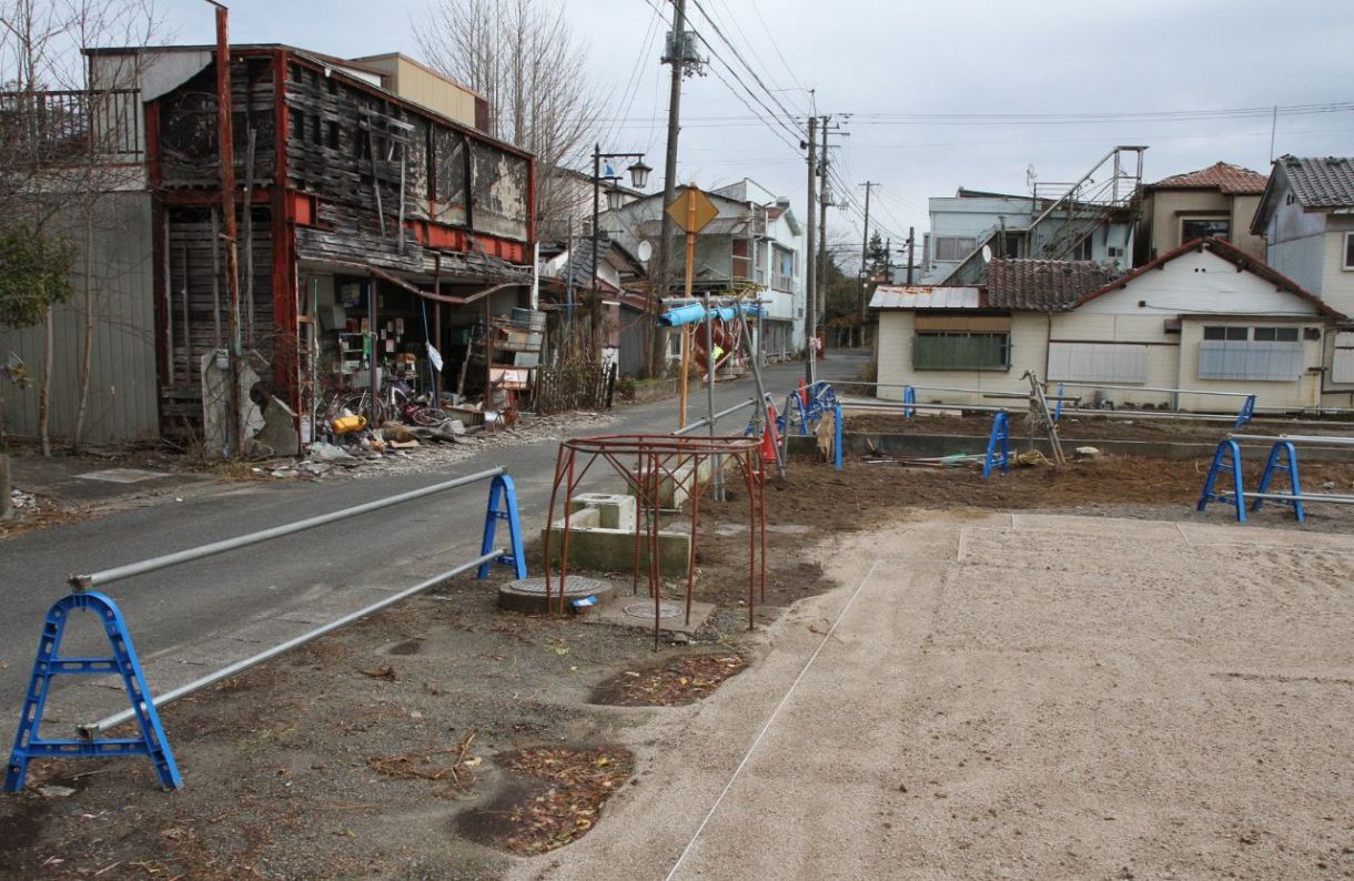 壊れた建物が並ぶ中、解体されて更地となった場所も増えている＝福島県大熊町で
