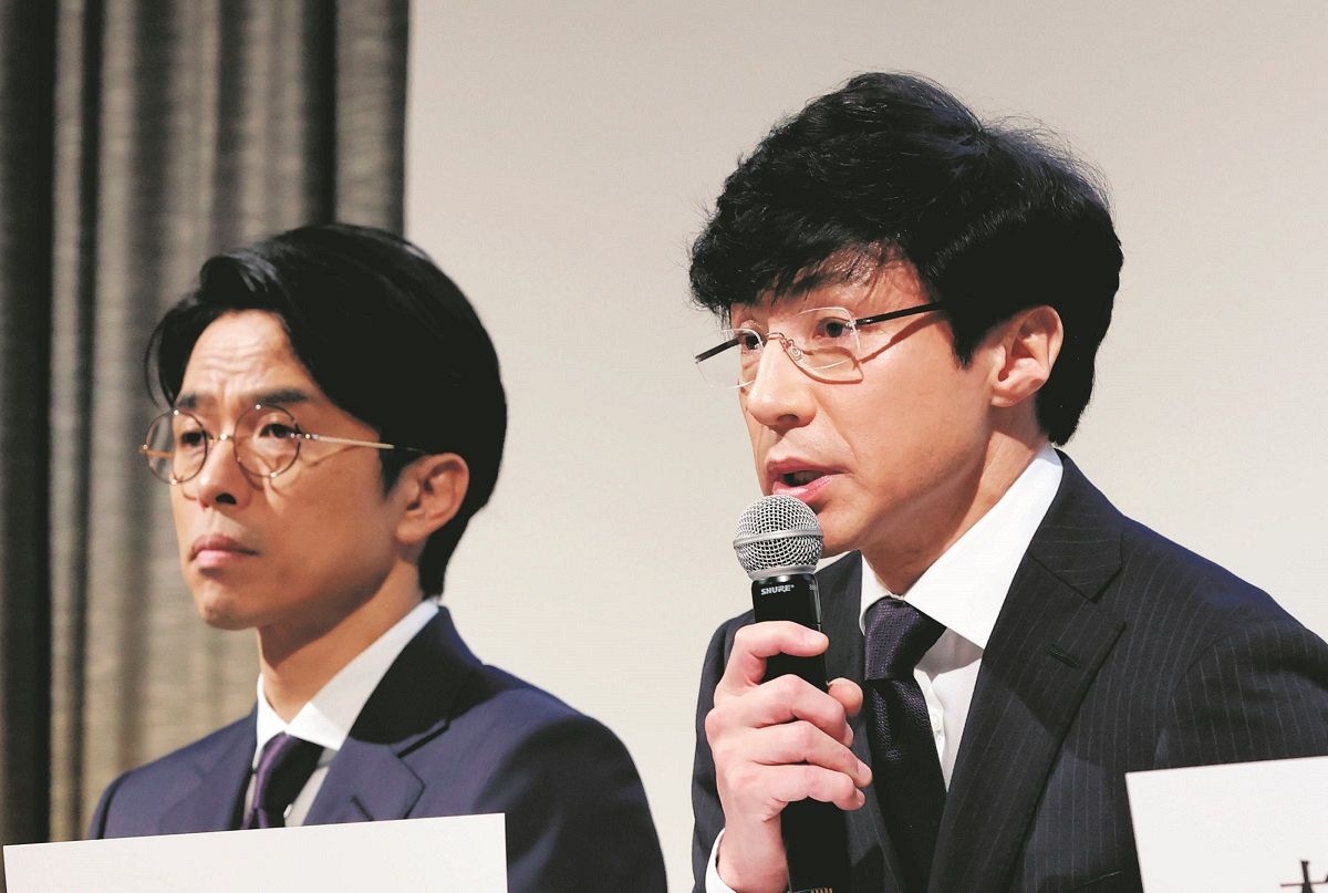 スマイルアップの東山紀之社長（右）と井ノ原快彦氏＝2023年10月