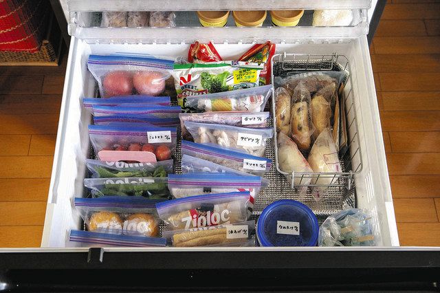 食品を立てて収納し、目いっぱい詰め込んだ冷凍庫 